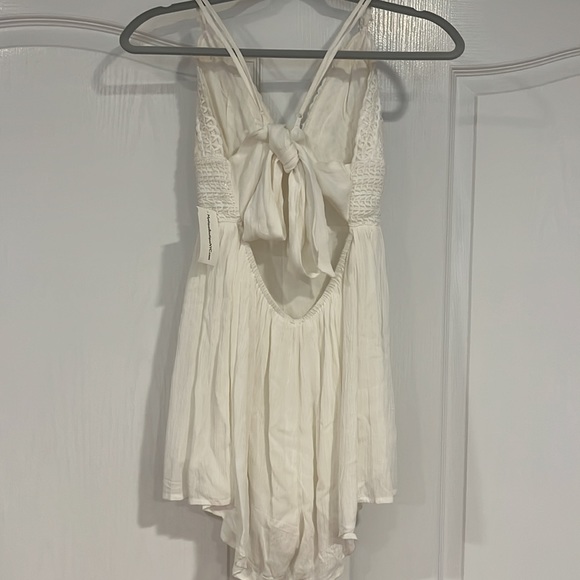 The brand is ILLA ILLA, medium size, white romper - Picture 2 of 2